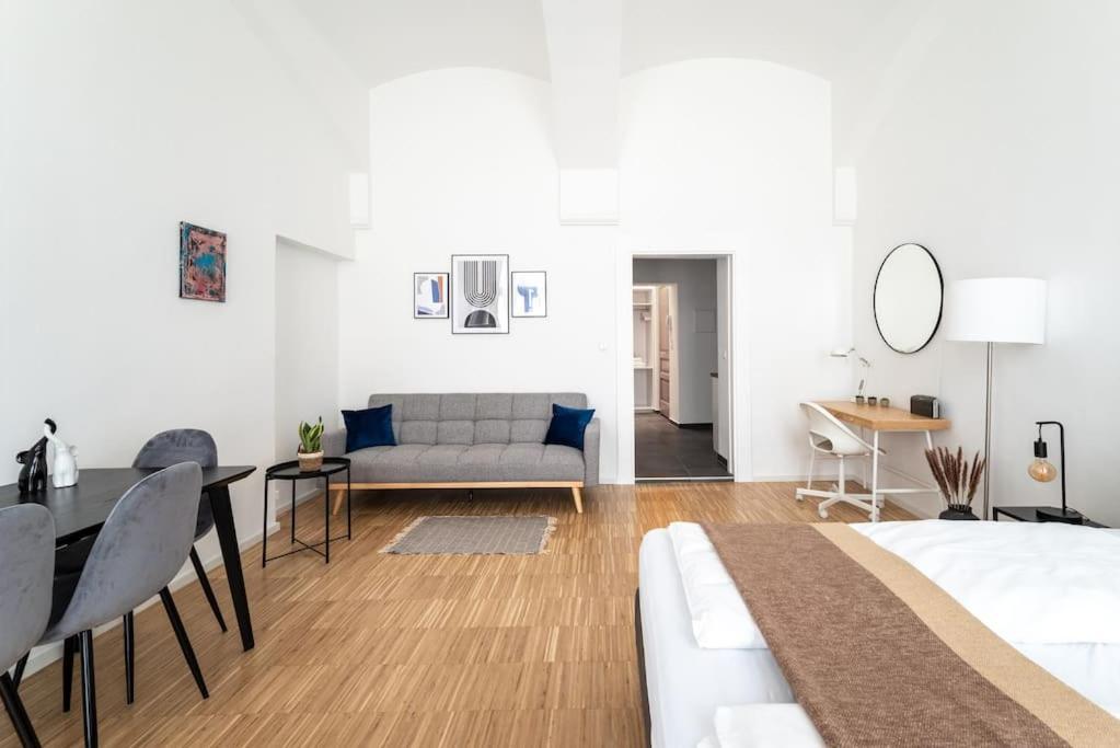 Neat Studio Steps To Center By Hm Vienna Exterior photo